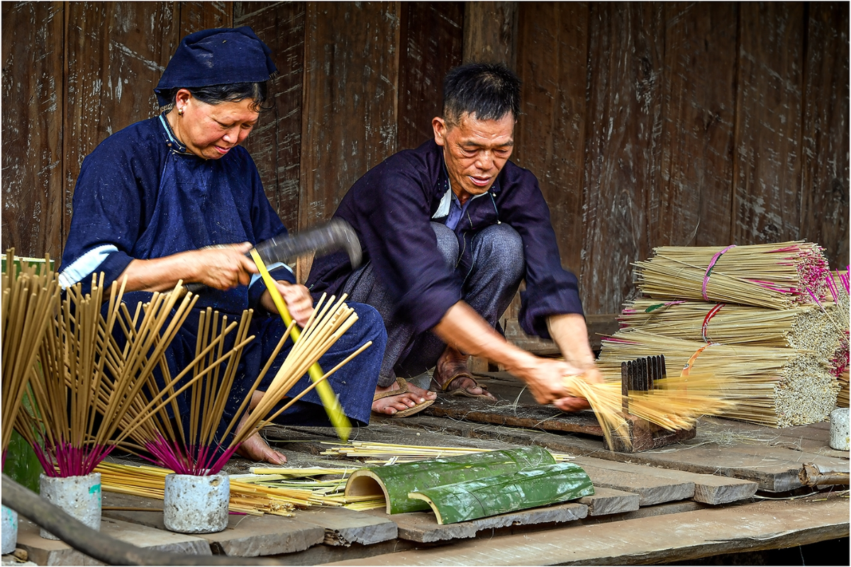 Nung An artisan preparing natural ingredients for incense production